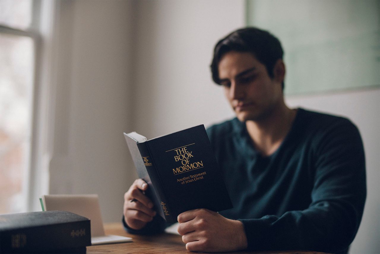 Mormon Kitabı’nı okuyan adam
